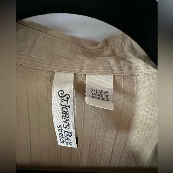 Barely worn. Women’s XL button down tank. Light tan. - Picture 3 of 3